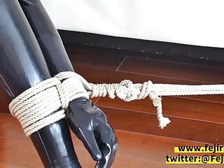 Fejira com Bondage fuel masks woman in latex being whipped