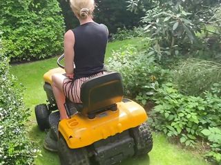 You Will have to See This! Mowing the Garden Whilst Sucking Dick with Sluttyshanna