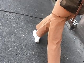 jiggly ass booty wedgie: great petite ass crack strolling