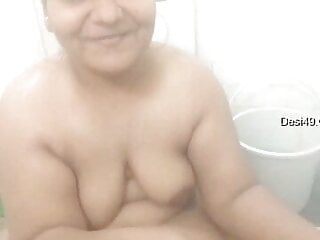 Mallu Large Ass Bhabhi Takes Bathtub