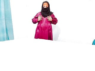 Arab Large Knockers Hijab Woman Displays Boobs