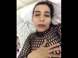 القحبة الكويتية تعرض جسمها ممحونه حيل