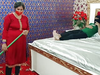 Pakistani Urdu Space Maid Seduces and Fucked Laborious By means of her Space Proprietor Boy