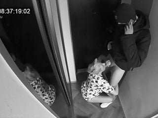 Hidden Digital camera – Spouse sucks postman whilst her husband is asleep
