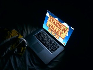 taking part in Stardew Valley at 1:45 am on a fab evening whilst it rains.