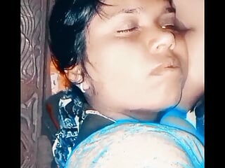 Soma bhabhi ne chote debor ke bara ko chus chus ke lal kor diya