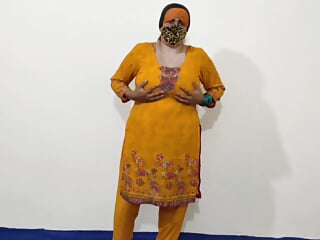 Gorgeous Desi Punjabi Bhabhi with Giant Herbal Knockers Masturbating by way of Cucumber