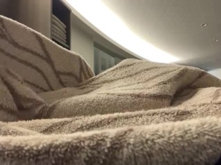 【個人撮影】共同寝室で筋肉質日本人が隠れながらオナニー
