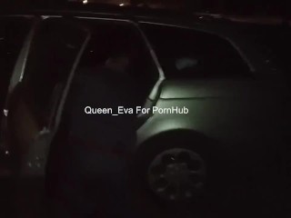 AMATORIALE – Giovane moglie italiana leccata da guardone in macchina mentre il marito riprende
