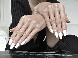 Gorgeous Fingers – White Lengthy Fingernails