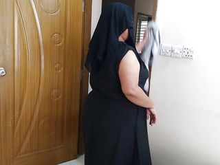 (Sizzling and Grimy Hijab Aunty Ko Choda) Indian sizzling aunty fucked through neighbor whilst cleansing space – Transparent Hindi Audio
