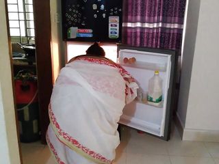 Indian Sizzling Aunty Open The Refrigerator – Padose Ladaka Ne aunty ka Sir Dalkar Refrigerator Ke Andar unakee Chudai Kee