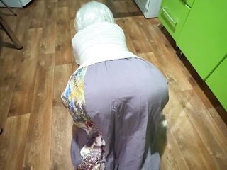 Milf is status within the kitchen and needs anal intercourse for her mature and massive ass