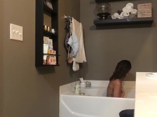 Youngster Aspen stuck cumming within the bathtub