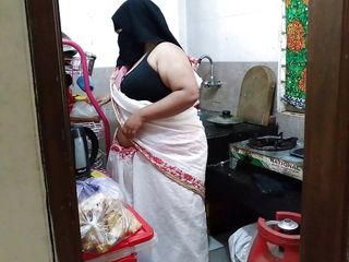 (Tamil Maid Ki Jabardast Chudai malik) Indian Maid Fucked via the landlord whilst cooking in kitchen – Massive Ass Cum
