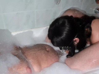 Ragazza arrapata lo fa sborrare nella vasca da bagno – Leaeken ITA