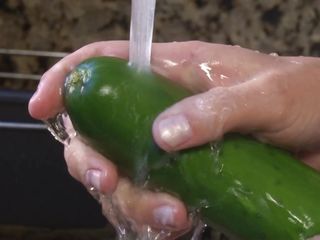 A Determined Housewife Makes use of Cucumber and Carrot as a Replace for a Large Exhausting Cock